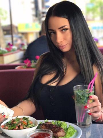 Мила Светская Дама Реал